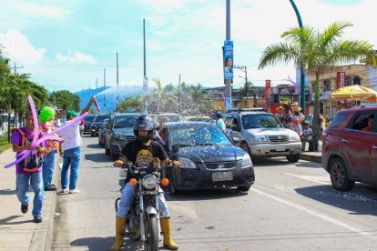 Con un ambiente de fiesta recibieron a los turistas en Esmeraldas.