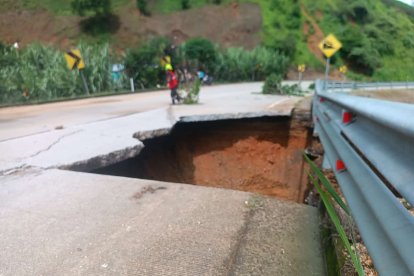 Socavones y derrumbes han afectado a varios cantones de Loja.