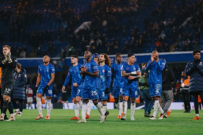 Moisés Caicedo (C) es uno de los líderes de Chelsea. El DT Enzo Maresca le ha dado la capitanía