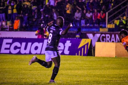 Gabriel Cortez una locura en Loja, hizo un golazo.