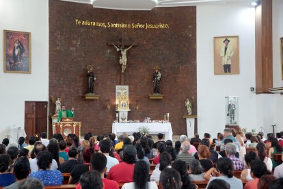Masiva concurrencia de feligreses, el 27 de febrero, tras difundirse que el beato José Gregorio Hernández será canonizado.