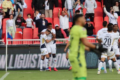 Michael Estrada (d) abraza a Lisandro Alzugaray tras su asistencia para el gol de Liga de Quito