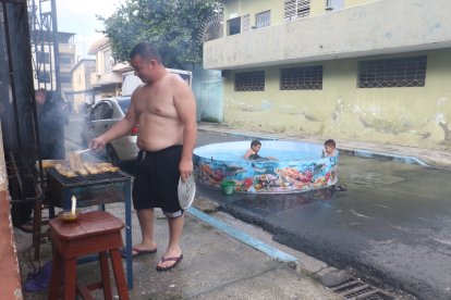 Esta familia disfrutó de su feriado. El padre planificó una tarde de asado y piscinazo.