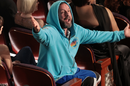 Así llegó Adam Sandler a los Premios Óscar 2025.