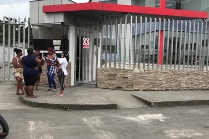 El ataque ocurrió mientras la víctima aparentemente esperaba la entrega de un cadáver que estaba en el mencionado centro forense.