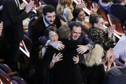LOS ANGELES (United States), 03/03/2025.- Sean Baker (C) celebrates after winning the Oscar for Best Film Editing for 'Anora' during the 97th annual Academy Awards ceremony at the Dolby Theatre in the Hollywood neighborhood of Los Angeles, California, USA, 02 March 2025. EFE/EPA/ALLISON DINNER
Anora: Sean Baker (C) celebra después de ganar el Oscar a la Mejor Edición de Película durante la 97ª ceremonia anual de los Premios de la Academia.