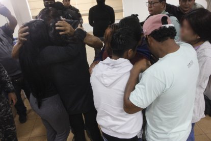 Los ciudadanos se reencontraron con sus familiares este lunes.