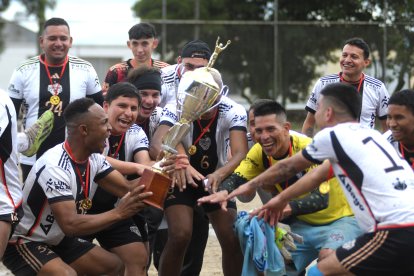 Los jugadores de Scorpions mientras levantaban el trofeo de campeón en San Carlos.