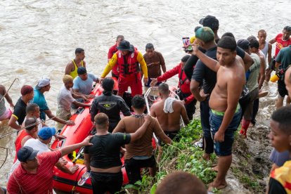 Personal de emergencias intentó rescatar al conductor.