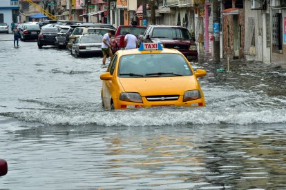 Calles anegadas en Guayaquil: el agua cubre los neumáticos de los vehículos.