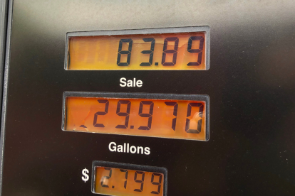 El precio de la gasolina en Ecuador varía mes a mes.