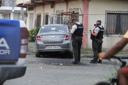 Un hombre fue baleado en vehículo, en Durán.