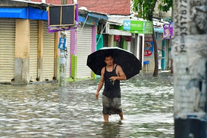 Una calle de Sauces, en Guayaquil, tras varias horas de lluvia.