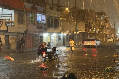 Sectores inundados en Guayaquil tras una fuerte lluvia.