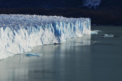El gigante de hielo A23a queda varado en el océano Atlántico Sur tras años a la deriva.