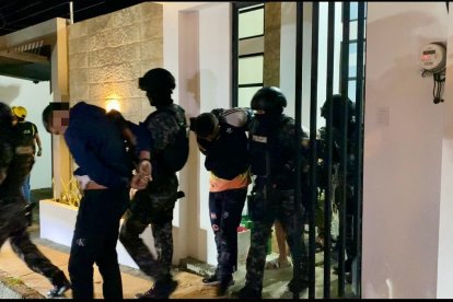 Siete presuntos integrantes del autodenominado grupo delictivo “Los Pepes” fueron detenidos en Manta.