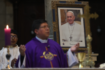 Un sacerdote oficia un misa junto a una imagen del Papa Francisco durante el tradicional Miércoles de Ceniza, en la Catedral Metropolitana en La Paz (Bolivia).
