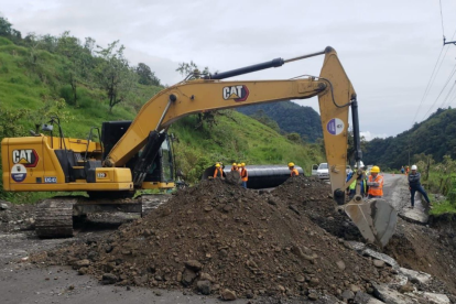 Maquinaria trabajando en la vía E45 "Y" de Baeza - Narupa - Huataraco - Coca.