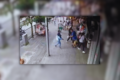 El momento de un asalto armado en la Bahía de Guayaquil.