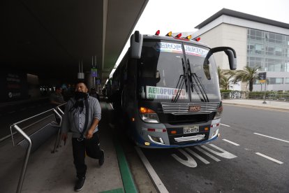 Los buses que van desde las terminales terrestres entran hasta las instalaciones del aeropuerto. Los usuarios esperan de manera segura.