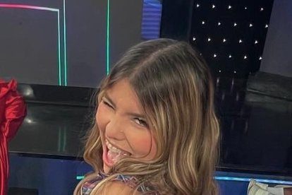 La joven está consciente de que la fama de sus padres también la incluye a ella.