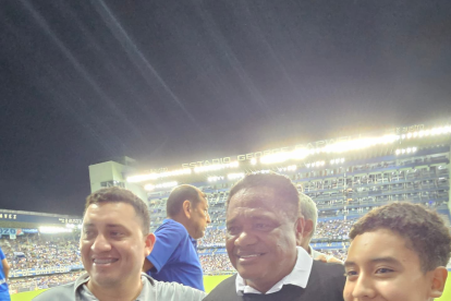 Jorge Guzmán (c) estuvo presente en el estadio George Capwell en el empate 0-0 ante Macará