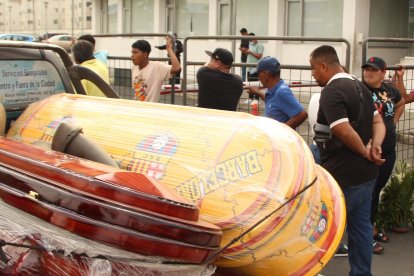 Uno de los cuerpos fue retirado en un ferétro con los colores y escudo del Barcelona.