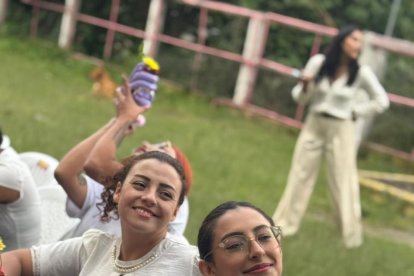 Cada participante es libre de pintar el corazón de cerámica a su gusto.