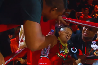 Jorgito Guayaco en su esquina durante la pelea.