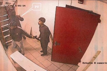 Las cámaras de seguridad captaron a los sospechosos mientras iban de un lado a otro.