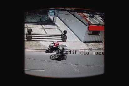 Un miembro de la Policía Nacional del Ecuador fue atacado en Quito.