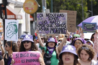 Muchas mujeres llevaron pancartas con mensajes de protesta.