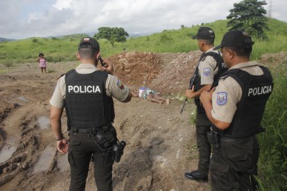 El cuerpo estaba en un extremo de la cancha sintética.