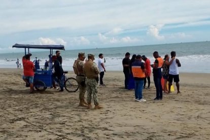 En Playas, unos hermanos que se estaban bañando fueron arrastrados por las olas. Uno se ahogó.
