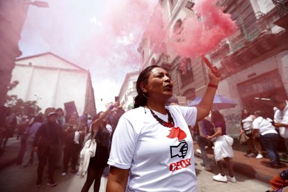 Muchas mujeres prendían bengalas mientras se dirigían al Centro Histórico.