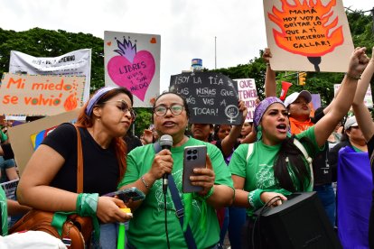 Mujeres exigen justicia por el Día de la Mujer.