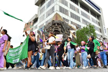 Mujeres exigen justicia por el Día de la Mujer.