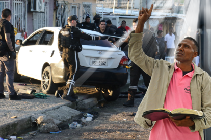 Daniel Perea, con la Biblia en mano, pide por la paz en su sector. Hace apenas un año, aún formaba parte del mundo del crimen.