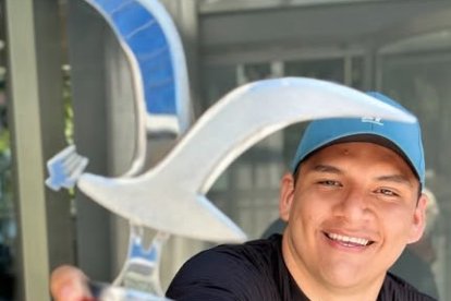 El comunicador, de 30 años, tiene 13 dentro de los medios digitales.