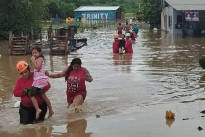 Varias personas son trasladadas por miembros del cuerpo de bomberos.