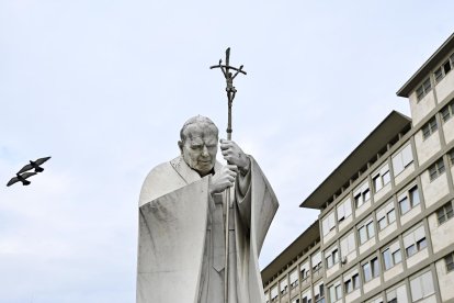 Imagen de la estatua de Juan Pablo II en la entrada del hospital Gemelli donde el papa Francisco está hospitalizado, en Roma.