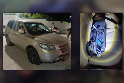 Este es el vehículo en el que se movilizaban los sospechosos y el bolso con supuestas armas.