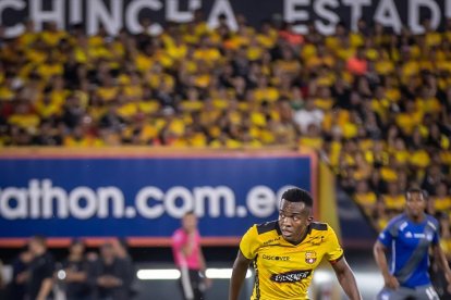 Jhonny Quiñonez destaca como volante de marca.