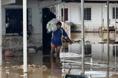 En la zona rural de Portoviejo, la población enfrenta graves dificultades por la inundación.