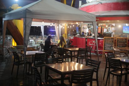 Así de desolado se ve actualmente el malecón del Salado, con solo unos pocos clientes que visitan el sitio.