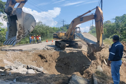 Equipo del Ministerio de Transporte y Obras Públicas trabajando en una vía afectada por las intensas lluvias de los últimos días.
