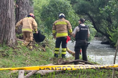El rescate del adulto mayor se hizo tras la alerta de deportistas que estaban en la zona.