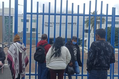 El ingreso de pacientes y familiares al hospital de Ambato se realiza con mayor control.
