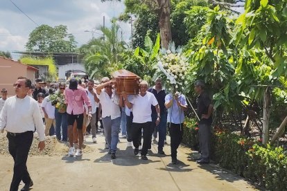 Una multitud de personas acudieron al sepelio realizado este lunes en la Isla de Bejucal.