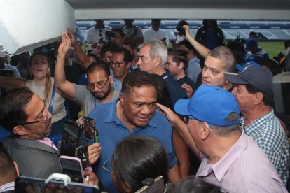Jorge Guzmán (c) fue electo como nuevo presidente de Emelec el jueves 27 de febrero en el estadio George Capwell